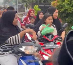 Lembaga Peduli Kesehatan Indonesia ( LPKI) Berbagi Takjil Kepada Masyarakat yang Melintas di Jalan Besar Desa Marjanji – Sipispis 