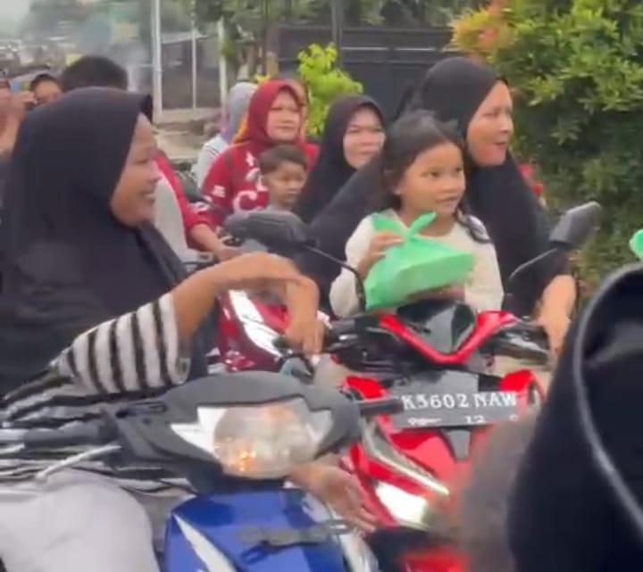 Lembaga Peduli Kesehatan Indonesia ( LPKI) Berbagi Takjil Kepada Masyarakat yang Melintas di Jalan Besar Desa Marjanji – Sipispis 
