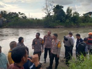 Hendak Cari Cacing Oknum Polisi Hanyut Disungai Padang